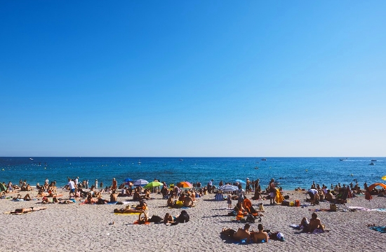 Warm weather draws crowds to beaches despite lockdown in Greece